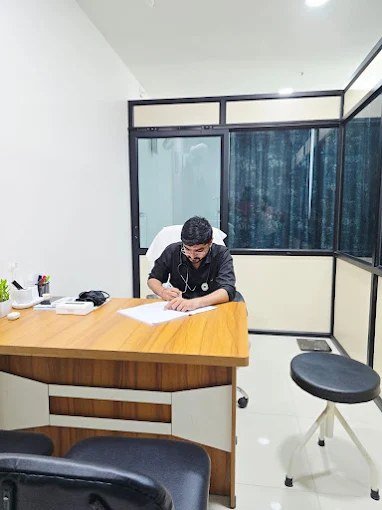 Dr. Vishal Patel consulting a patient at Madhav Clinic